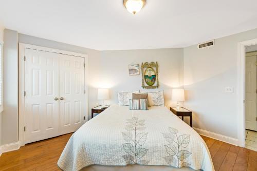 泰比岛Berniewood的一间卧室配有一张带白色床罩的床
