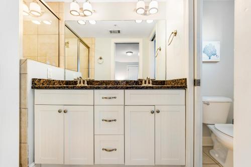 泰比岛Berniewood的白色的浴室设有水槽和镜子