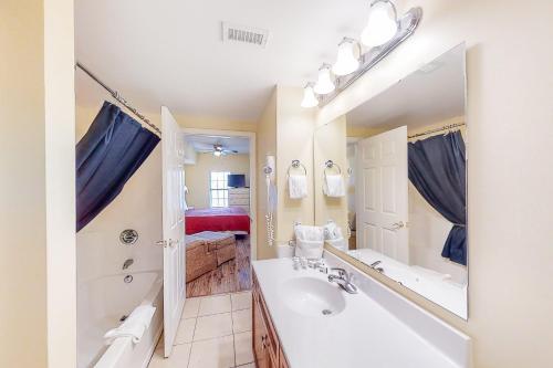 默特尔比奇Coconut Grove 405的带浴缸、水槽和镜子的浴室
