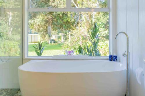 彭特派因Sunset Villa Norfolk Island - a Mediterranean inspired villa的带浴缸的浴室和窗户
