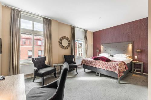 利雪平爱德华贝斯特韦斯特酒店的酒店客房,配有一张床和两把椅子