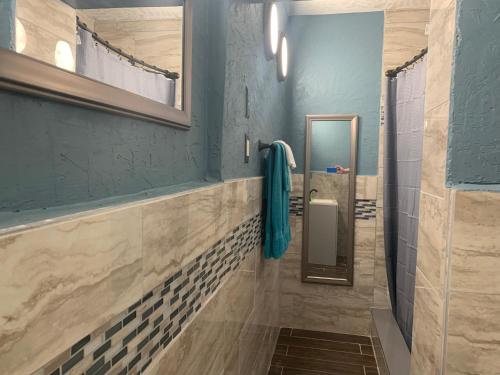 克利尔沃特Michaels Surfside Cabanas的浴室设有镜子和蓝色的墙壁