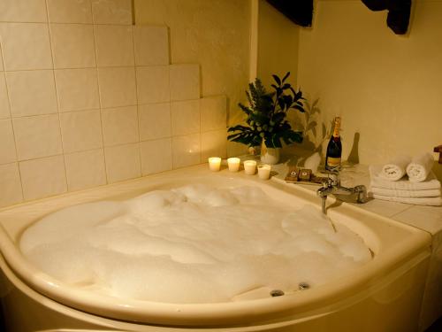 苏安塞斯波萨达圣安娜酒店的带浴缸和水槽的浴室