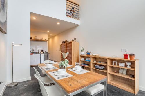 西雅图2BR 2BA The Ballard Modish, Seattle Location with rooftop view的一间带木桌和椅子的用餐室