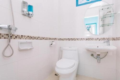 芭东海滩PATONG BLUE HOTEL的一间带卫生间、水槽和镜子的浴室