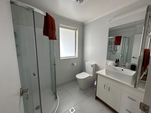 汉密尔顿Cosy Self Contained 2 Bedroom Townhouse的带淋浴、卫生间和盥洗盆的浴室