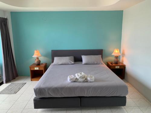 卡马拉海滩Kamalaburi Guesthouse的一间卧室,床上有鞋