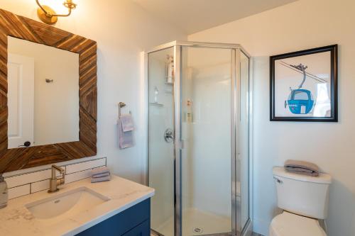 戈尔登Fully Renovated Ski-in/out Loft with Private Hot Tub!的浴室配有卫生间、盥洗盆和淋浴。