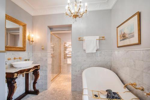 玛格丽特河Josephines Luxury Accommodation的浴室配有盥洗盆、镜子和浴缸