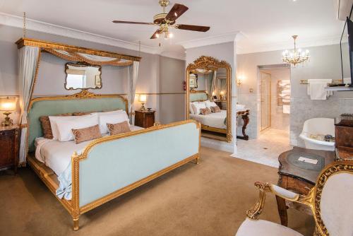 玛格丽特河Josephines Luxury Accommodation的一间卧室配有一张大床和镜子