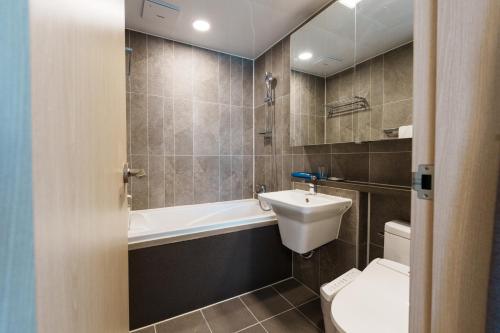 束草市Hotel The Blue Terra的浴室配有卫生间、盥洗盆和浴缸。