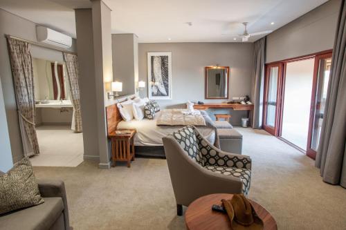 卡萨内Chobe Safari Lodges的酒店客房设有床和客厅。
