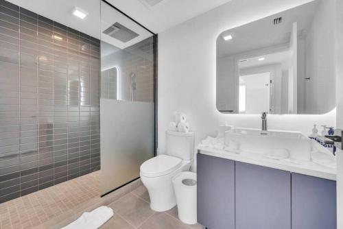迈阿密Modern 1 Bed Condo across from Bayside in Downtown的浴室配有卫生间、盥洗盆和淋浴。