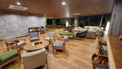 日光K's House Nikko - Kinugawa Onsen Hostel的客厅配有沙发和桌椅