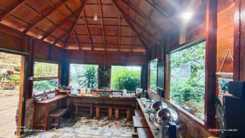 Kayu AroPelangi Guest House的一间带木墙和大窗户的厨房