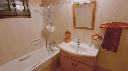 普拉特斯STAY Forest View Villa的浴室配有盥洗盆、镜子和浴缸
