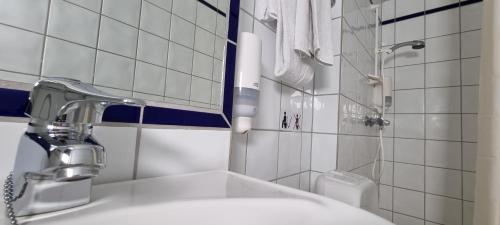 RøykenStorstua omsorgs- og konferansesenter的白色的浴室设有水槽和淋浴。