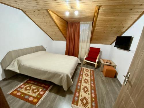 巴亚德菲耶尔Casa Mis的一间卧室配有一张床和一张红色椅子