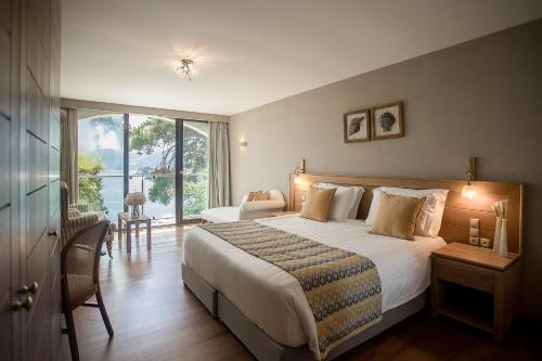 科孚镇科孚宫酒店的一间卧室设有一张大床和一个大窗户