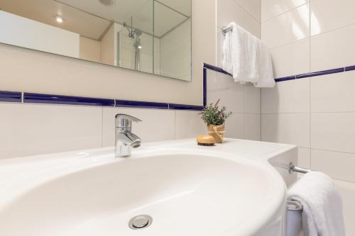 吕塞尔斯海姆鲁塞尔舍姆精选酒店的白色的浴室设有水槽和镜子