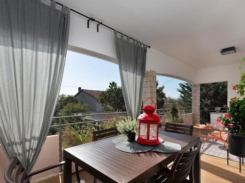 瓦布里加Luxury Apartment Vabriga的阳台的餐桌上配有红色灯笼