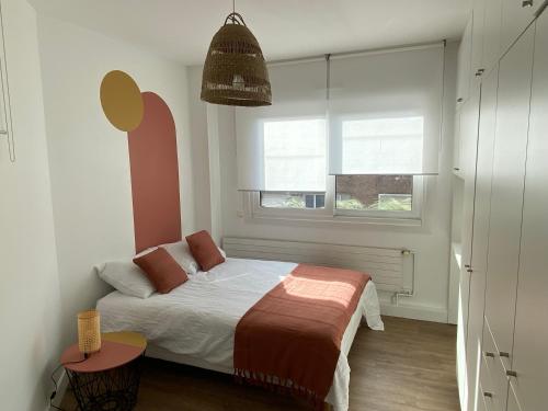 敦刻尔克Appartement situé en centre ville super lumineux的一间小卧室,配有床和窗户