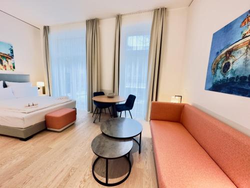 波茨坦Elisapart - Apartments am Sommerschloss的客厅配有沙发和桌子