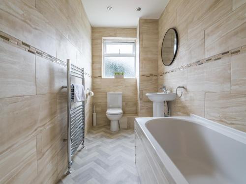 泰恩河畔纽卡斯尔Charming 3-Bed House in Newcastle upon Tyne的带浴缸、卫生间和盥洗盆的浴室