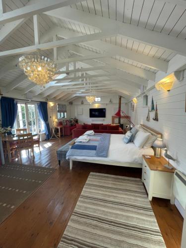 诺里奇Sailaway perfect romantic break的一间带大床的卧室和一间客厅