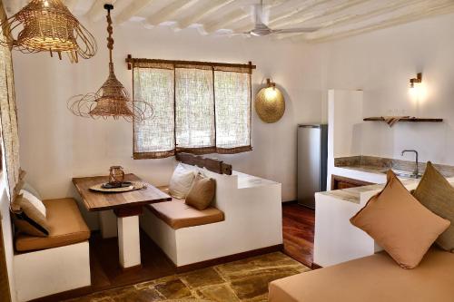吉汶瓦Antares Villa的一间带桌子的客厅和一间厨房