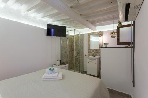 马略卡岛帕尔马Casa Catalina的卧室配有白色的床和淋浴