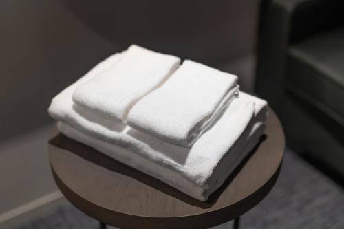 伊势市EN HOTEL Ise的一张桌子上摆着的一堆白色毛巾
