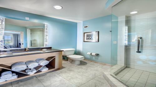 杰克逊维尔杰克逊迪尔伍德公园靛蓝酒店的一间带卫生间和玻璃淋浴间的浴室