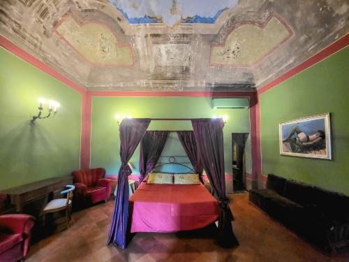 拉文纳卡萨马索利酒店的一间带一张床铺的卧室,位于带天花板的房间内
