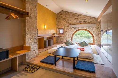 LladursHotel japonès Puigpinós的卧室配有一张床和一张桌子