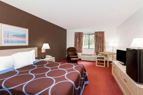 Estherville速8埃瑟维尔酒店的配有一张床和一台平面电视的酒店客房