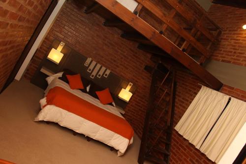 玛德琳港Apart Hotel TY Coed的卧室配有砖墙内的床铺