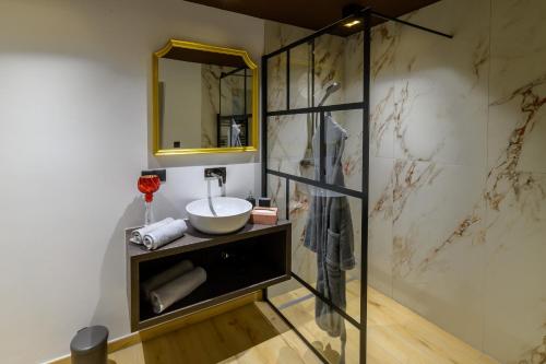 格明德Gh Alte Post - Top 6 Ascona的一间带水槽和镜子的浴室