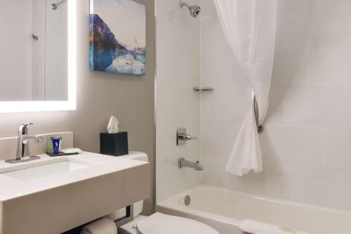 克拉里恩MainStay Suites Clarion, PA near I-80的一间带水槽、卫生间和淋浴的浴室