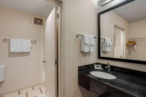 劳雷尔山Comfort Inn & Suites Mt Laurel-Philadelphia的一间带水槽和镜子的浴室