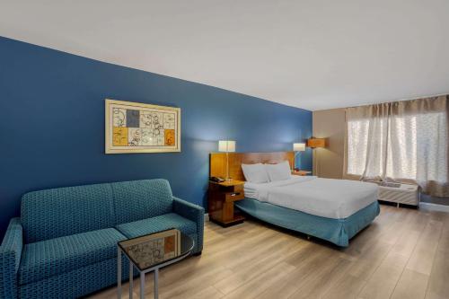 劳雷尔山Comfort Inn & Suites Mt Laurel-Philadelphia的酒店客房,配有床和沙发