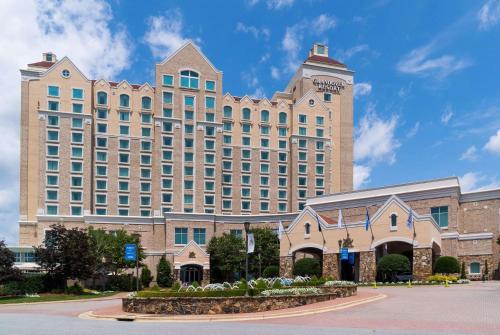 格林斯伯勒Grandover Resort & Spa, a Wyndham Grand Hotel的大型酒店,拥有一座大型建筑