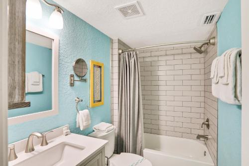 圣奥古斯丁Clipper Cabana Beachwalk Condo的浴室配有盥洗盆、卫生间和浴缸。