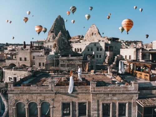 格雷梅苏丹洞穴套房酒店的一群热气球飞越城市