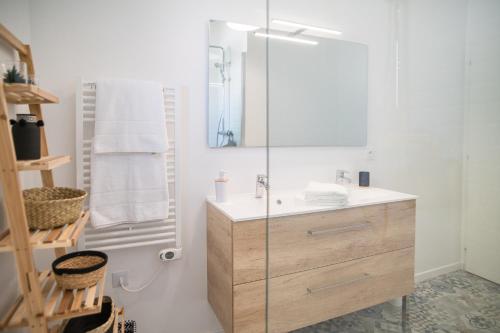 拉特斯特德布赫Villa Nina- Maison cocon cosy的一间带水槽和玻璃淋浴的浴室