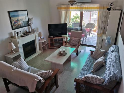 帕福斯MEDITERRANEAN VALLEY的带沙发、电视和壁炉的客厅