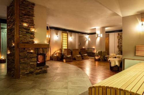 弗尔赫拉比根多尔夫酒店的大型客厅设有石制壁炉