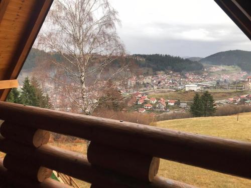 新瓦罗什Brvnara Pahuljica Zlatar的从小木屋的窗户可欣赏到城镇美景