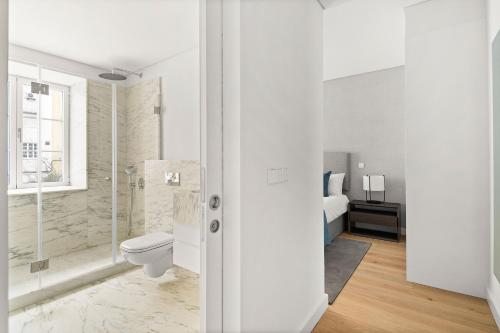 里斯本Mirabilis Apartments - AAA23的白色的浴室设有卫生间和淋浴。