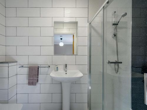 巴洛赫Westertonhill Lodge 3 with Hot Tub Option的白色的浴室设有水槽和淋浴。